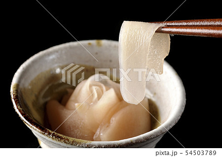 薔薇の花のように盛り付けたガリを食べる 薔薇の花のように盛り付けたガリを食べる 54503789