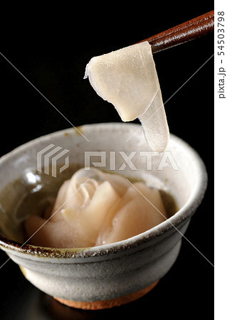 薔薇の花のように盛り付けたガリを食べる 54503798