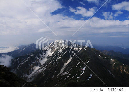 南アルプス　白峰三山テント縦走　北岳山頂からの風景　間ノ岳と農鳥岳遠景 54504004