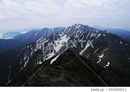南アルプス　白峰三山テント縦走　北岳山頂からの風景　間ノ岳と農鳥岳遠景 54504011