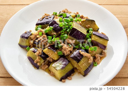 茄子とひき肉の炒め物の写真素材