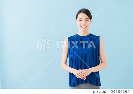 夏 20代女性(青背景) 夏 20代女性(青背景) 54504264