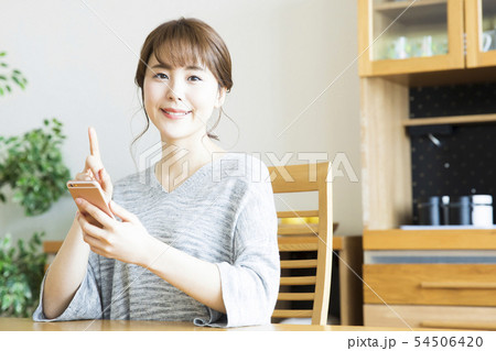 女性　若い女性　主婦　スマホ　リビング　ダイニング　ライフスタイル　リラックス　スマイル　 54506420