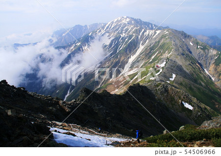 南アルプス　白峰三山テント縦走　北岳山頂から　間ノ岳と農鳥岳を望む 54506966