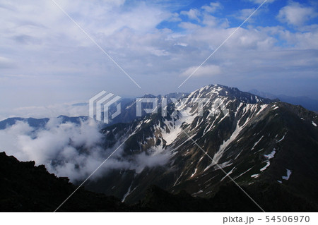 南アルプス　白峰三山テント縦走　北岳山頂から　間ノ岳と農鳥岳を望む 54506970