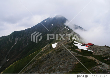 南アルプス　白峰三山テント縦走　北岳山荘から北岳を仰ぎ見る 54507052