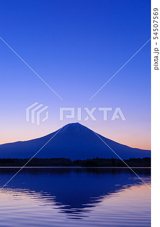 夜明け前の富士山と逆富士 54507569