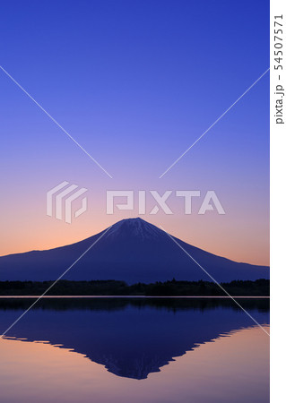 夜明け前の富士山と逆富士 54507571