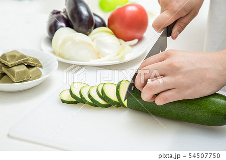 料理中のズッキーニを切っている夏野菜背景野菜ぼかし 54507750