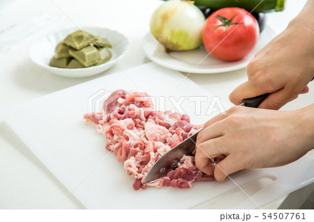 料理中の豚肉を切っている夏野菜背景野菜ぼかし 54507761