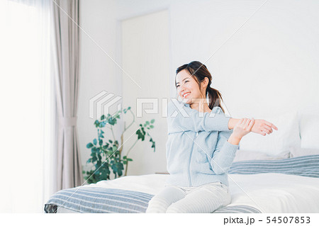 部屋でくつろぐ 若い女性 部屋でくつろぐ 若い女性 54507853