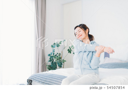 部屋でくつろぐ　若い女性 54507854