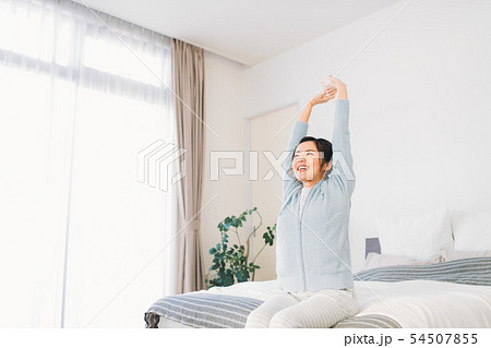 部屋でくつろぐ 若い女性 部屋でくつろぐ 若い女性 54507855