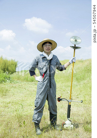 草刈り、除草イメージ 草刈りをする男性 草刈り、除草イメージ 草刈りをする男性 54507944