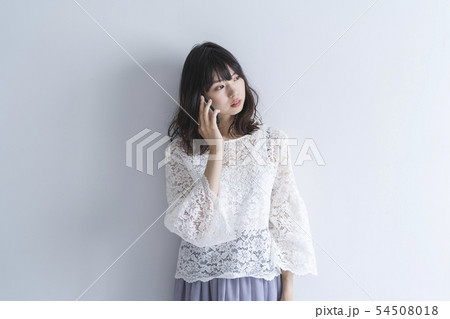 スマートフォンを使う女性 54508018