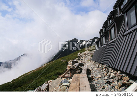 南アルプス　白峰三山テント縦走　北岳山荘から間ノ岳を仰ぎ見る 54508110