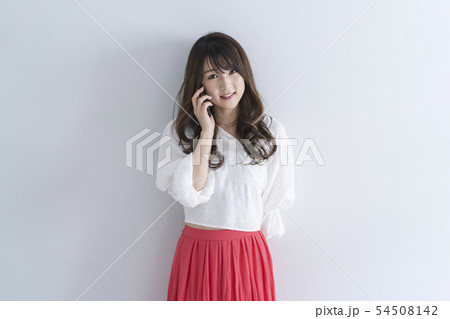 スマートフォンを使う女性 54508142