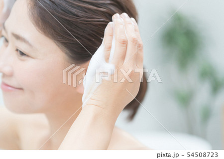 a thirty-something woman a thirty-something woman 54508723