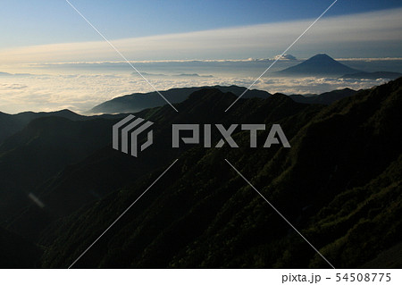 南アルプス 白峰三山テント縦走 濃鳥小屋テント場からの風景 雲海と霊峰富士 南アルプス 白峰三山テント縦走 濃鳥小屋テント場からの風景 雲海と霊峰富士 54508775