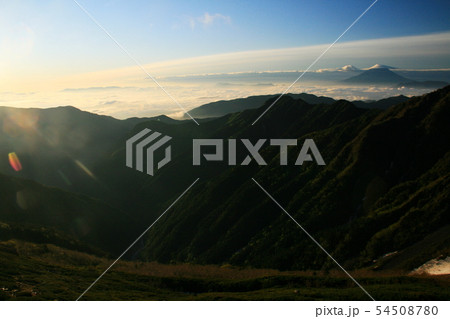 南アルプス 白峰三山テント縦走 濃鳥小屋テント場からの風景 朝日と富士と雲海 南アルプス 白峰三山テント縦走 濃鳥小屋テント場からの風景 朝日と富士と雲海 54508780