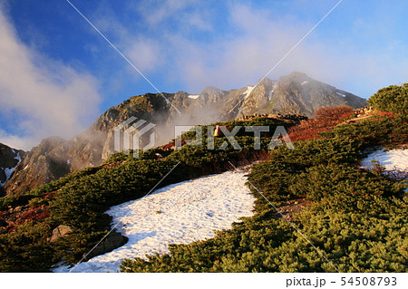 南アルプス 白峰三山テント縦走 朝陽に映える濃鳥小屋テント場からの風景 農鳥岳を望む 南アルプス 白峰三山テント縦走 朝陽に映える濃鳥小屋テント場からの風景 農鳥岳を望む 54508793