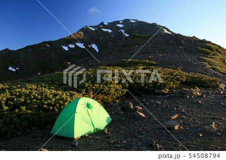 南アルプス　白峰三山テント縦走　朝陽に映える濃鳥小屋テント場の風景　間ノ岳を仰ぎ見る 54508794