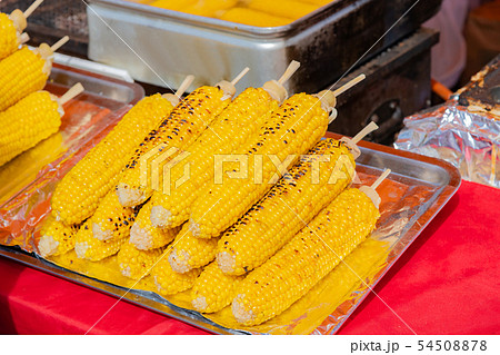 縁日の焼きトウモロコシ 54508878