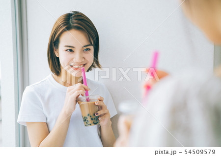 タピオカミルクティーを飲む若い女の子達 タピオカミルクティーを飲む若い女の子達 54509579