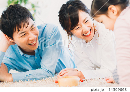 リビングルーム　若いファミリー 54509868