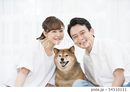 夫婦と柴犬のポートレート 54510131