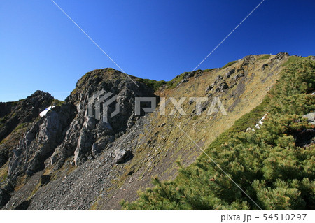 南アルプス　白峰三山テント縦走　農鳥岳山頂への道　西農鳥岳山頂を仰ぎ見る 54510297