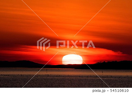 サロマ湖の夕日 だるま太陽 四角い太陽 北見市の写真素材