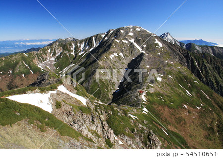 南アルプス　白峰三山テント縦走　西農鳥岳山頂から　仙丈ヶ岳、間ノ岳、北岳遠景 54510651