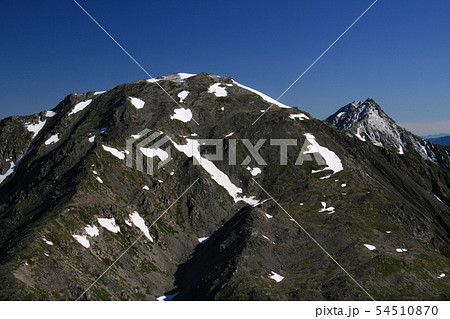 南アルプス　白峰三山テント縦走　西農鳥岳山頂から　間ノ岳、北岳を望む 54510870