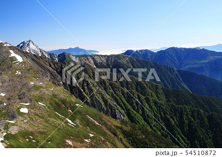 南アルプス 白峰三山テント縦走 西農鳥岳山頂から 北岳、八ヶ岳、鳳凰三山遠景 南アルプス 白峰三山テント縦走 西農鳥岳山頂から 北岳、八ヶ岳、鳳凰三山遠景 54510872