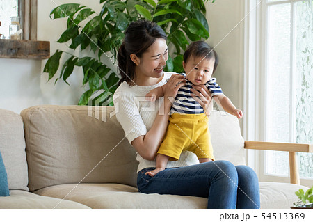 赤ちゃんと母親 子育て 育児 リビングルーム 赤ちゃんと母親 子育て 育児 リビングルーム 54513369
