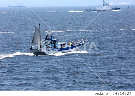 沖釣りに向かう船 54514224