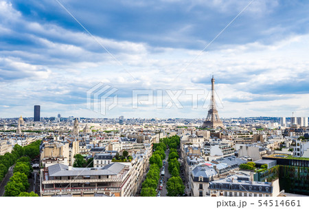 凱旋門から眺めるエッフェル塔とパリ市内の写真素材