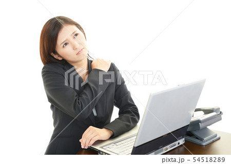 肩こりに悩む女性 肩こりに悩む女性 54518289