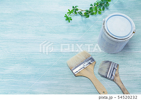 木の板の上に置かれたペンキと刷毛 54520232
