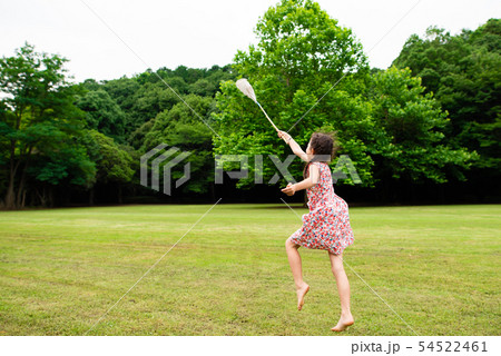 虫取り網を持った女の子 54522461