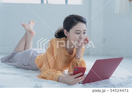 スマホとPCをみる女性 スマホとPCをみる女性 54524471