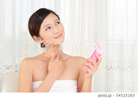 スキンケアをする女性 スキンケアをする女性 54525163