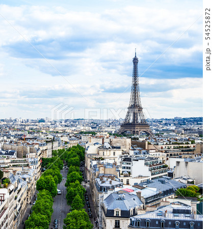凱旋門から眺めるエッフェル塔とパリ市内 縦位置の写真素材