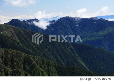 南アルプス　白峰三山テント縦走　西農鳥岳山頂から　鳳凰三山遠景　 54530570