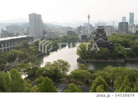 広島城天守閣と広島市街 54530974