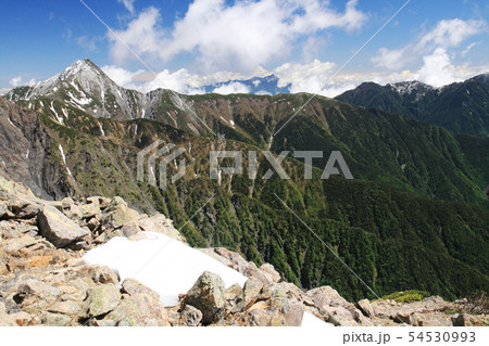 南アルプス　白峰三山テント縦走　農鳥岳山頂から　北岳、八ヶ岳、鳳凰三山を望む 54530993