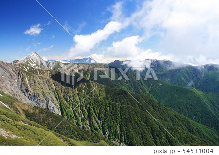 南アルプス　白峰三山テント縦走　農鳥岳山頂から　間ノ岳、北岳を望む 54531004