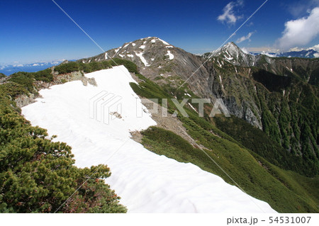 南アルプス 白峰三山テント縦走 農鳥岳山頂から 間ノ岳、北岳を望む 南アルプス 白峰三山テント縦走 農鳥岳山頂から 間ノ岳、北岳を望む 54531007