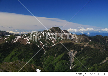 南アルプス　白峰三山テント縦走　農鳥岳山頂から　塩見岳を望む 54531091